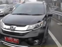 HEBOH Mobil Pelat Merah Berlogo Ditjen PK Kemenkeu Ugal-Ugalan di Tol