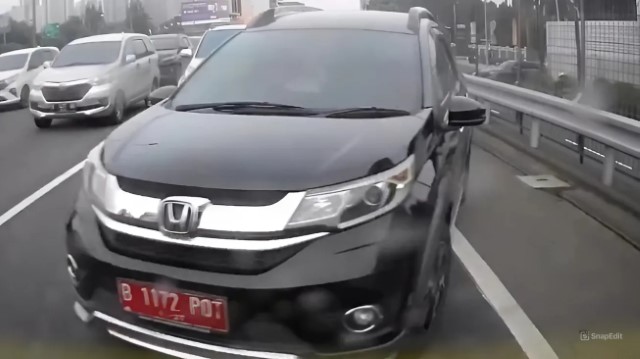 HEBOH Mobil Pelat Merah Berlogo Ditjen PK Kemenkeu Ugal-Ugalan di Tol