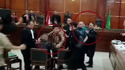 Dramatis! Pengacara Razman Naik Meja dan Injak-injak Ruang Sidang, Hotman Paris Minta Polisi Bertindak