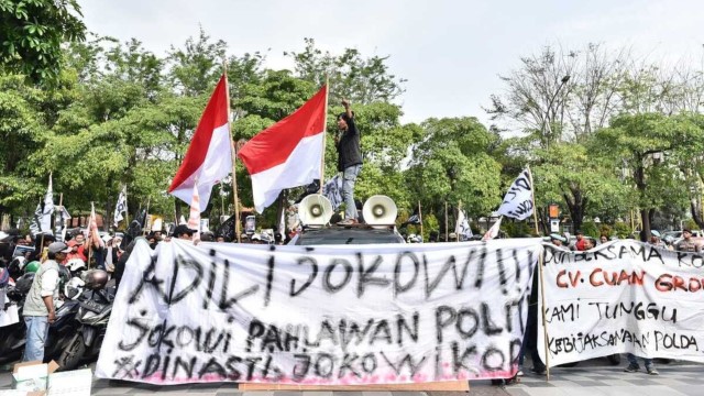 Massa Gelar Aksi di Depan Markas Polda Jatim, Sebut Jokowi Terlibat Banyak Kasus Korupsi: Hukum Jangan Pandang Bulu!