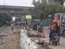 Rusak Parah dan Membahayakan, Warga Ancam Tutup Akses Jalan Menuju Stasiun Kereta Cepat Whoosh