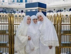 Sosok Tidak Biasa yang Gandeng Megawati Soekarnoputri Saat Umrah