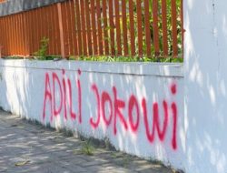 Banyak Korban Mulyono Wajar Graffiti Adili Jokowi Muncul di Mana-mana