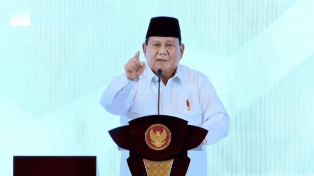 Publik Sindir Gesture Prabowo Kayak Bocah: Jadi Mirip Bu Mega Versi Cewek!