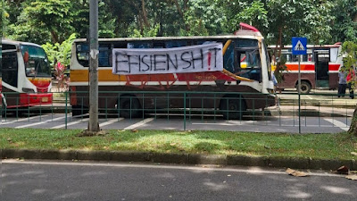 Demo Depan Istana, Massa Aksi #IndonesiaGelap Protes Kebijakan Prabowo: Lawan Rezim Oligarki!