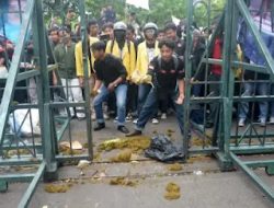 Demo Ricuh & Lempar Kotoran! Mahasiswa Nyanyi Ganyang Fufufafa: Tangkap Fufufafa!