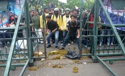 Demo Ricuh & Lempar Kotoran! Mahasiswa Nyanyi Ganyang Fufufafa: Tangkap Fufufafa!