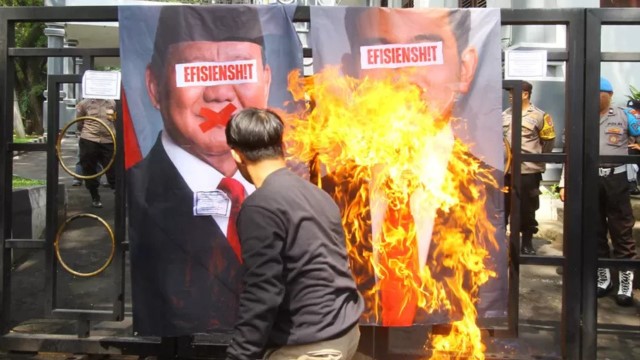 GERAM Demonstran Indonesia Gelap Bakar Foto Prabowo-Gibran, PSI: Ini Tanda Surplus Demokrasi!