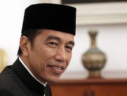 JOKO Widodo alias Jokowi sudah lengser. Tak lagi punya kekuasaan. Presiden bukan, ketua partai juga bukan. Di PDIP, Jokowi pun dipecat. Jokowi dipecat bersama anak dan menantunya, yaitu Gibran Rakabuming Raka dan Bobbby Nasution. Satu paket.  Anak bungsu Jokowi punya partai, tapi partainya kecil. Yaitu Partai Solidaritas Indonesia (PSI). Partai gurem ini tidak punya anggota di DPR RI. Di Pemilu 2024, partai yang dipimpin Kaesang ini memperoleh suara kurang dari empat persen.   Pada posisi seperti ini, apakah Jokowi lemah? Jangan buru-buru menilai bahwa Jokowi lemah. Lalu anda yakin bisa penjarakan Jokowi? Sabar! Semua ada penjelasan ilmiahnya. Semua ada hitung-hitungan politiknya.   Manusia satu ini unik. Lain dari yang lain. Langkah politiknya selalu misterius. Tak mudah ditebak. Publik selalu terkecoh dengan manuvernya.  Anda tak pernah menyangka Gibran jadi walikota, lalu jadi wakil presiden sebelum tugasnya sebagai walikota selesai.   Anda tak pernah menyangka Kaesang jadi ketum PSI. Prosesnya begitu cepat.   Tak ada yang prediksi Airlangga Hartarto mundur mendadak dari ketum Golkar.   Anda juga tak pernah menyangka suara PDIP dan Ganjar Pranowo dibuat seragam yaitu 16 persen di Pemilu 2024. Persis sesuai yang diinginkan Jokowi.  Anda nggak pernah sangka UU KPK direvisi. UU Minerba diubah. Desentralisasi izin tambang diganti jadi sentralisasi lagi. Omnibus Law lahir. IKN dibangun. PIK 2 jadi PSN. Bahkan rektor universitas dipilih oleh menteri. Ini out of the box.   Nggak pernah ada di pikiran rakyat. Tapi, semua dengan begitu mudah dibuat.  Mungkin anda nggak pernah berpikir mobil Esemka itu bodong. Anda juga nggak pernah menyangka ketua FPI dikejar dan akan dieksekusi oleh aparat di jalanan.   Juga nggak pernah terlintas di pikiran ada Panglima TNI dicopot di tengah jalan. Ini semua adalah langkah out of the box. Tak pernah terlintas di kepala anda. Di kepala siapa pun.  Ketika anda berpikir Jokowi melemah pasca lengser, ternyata orang-orang Jokowi masuk kabinet. Jumlahnya masih cukup banyak dan signifikan.   Ketua KPK, Jaksa Agung dan Kapolri sekarang adalah orang-orang yang dipilih di era Jokowi.   Ketika anda tulis Adili Jokowi di berbagai tempat, Kaesang, anak Jokowi justru pakai kaos putih bertuliskan Adili Jokowi. Pernahkah Anda menyangka ini akan terjadi?  Teriakan Adili Jokowi kalah kuat gaungnya dengan teriakan Hidup Jokowi. Ini tanda apa? Jelas: Jokowi masih kuat dan masih punya kesaktian.  Semoga pemimpin zalim seperti Jokowi Allah hancurkan. inilah doa sejumlah ustaz yang seringkali kita dengar. Apakah Jokowi hancur? Tidak! Setidaknya hingga saat ini. Esok? Nggak ada yang tahu. Dan kita bukan juru ramal yang pandai menebak masa depan nasib orang.  Kalau cuma 1.000 sampai 2.000 massa yang turun ke jalan untuk adili Jokowi, nggak ngaruh. Ngaruh secara moral, tapi gak ngaruh secara politik.   Beda kalau satu-dua juta mahasiswa duduki KPK, itu baru berimbang. Emang, selain 1998, pernah ada satu-dua juta mahasiswa turun ke jalan? Belum pernah! Massa mahasiswa, buruh dan aktivis saat ini belum menemukan isu bersama.  Isu Adili Jokowi tidak terlalu kuat untuk mampu menghadirkan satu-dua juta massa. Kecuali ada isu lain yang menjadi triggernya. Contoh? Gibran ngebet jadi presiden dan bermanuver untuk menggantikan Prabowo di tengah jalan, misalnya. Ini bisa memantik kemarahan massa untuk terkonsentrasi kembali pada satu isu.   Contoh lain: ditemukan bukti yang secara meyakinkan mengungkap kejahatan dan korupsi Jokowi, misalnya. Ini bisa jadi trigger isu. Ini baru out of the box vs out of the box.  Tagar Adili Jokowi bisa leading.  Kalau cuma omon-omon, ya cukup dihadapi oleh Kaesang yang pakai kaos Adili Jokowi. Demo Adili Jokowi lawannya cukup Kaesang saja. Jokowi terlalu tinggi untuk ikut turun dan menghadapinya.  Sampai detik ini, Jokowi masih terlalu perkasa untuk dihadapi oleh 1.000-2.000 massa yang menuntutnya diadili. rmol.id   *Penulis adalah Pengamat Politik dan Pemerhati Bangsa