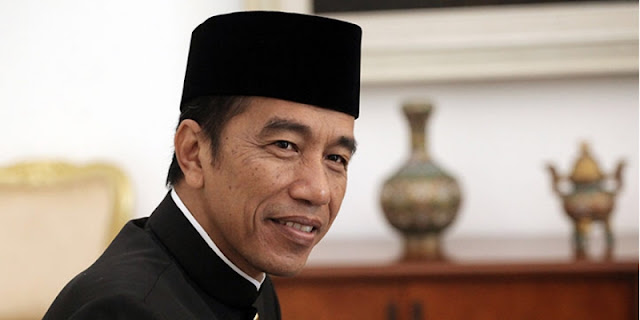 JOKO Widodo alias Jokowi sudah lengser. Tak lagi punya kekuasaan. Presiden bukan, ketua partai juga bukan. Di PDIP, Jokowi pun dipecat. Jokowi dipecat bersama anak dan menantunya, yaitu Gibran Rakabuming Raka dan Bobbby Nasution. Satu paket.  Anak bungsu Jokowi punya partai, tapi partainya kecil. Yaitu Partai Solidaritas Indonesia (PSI). Partai gurem ini tidak punya anggota di DPR RI. Di Pemilu 2024, partai yang dipimpin Kaesang ini memperoleh suara kurang dari empat persen.   Pada posisi seperti ini, apakah Jokowi lemah? Jangan buru-buru menilai bahwa Jokowi lemah. Lalu anda yakin bisa penjarakan Jokowi? Sabar! Semua ada penjelasan ilmiahnya. Semua ada hitung-hitungan politiknya.   Manusia satu ini unik. Lain dari yang lain. Langkah politiknya selalu misterius. Tak mudah ditebak. Publik selalu terkecoh dengan manuvernya.  Anda tak pernah menyangka Gibran jadi walikota, lalu jadi wakil presiden sebelum tugasnya sebagai walikota selesai.   Anda tak pernah menyangka Kaesang jadi ketum PSI. Prosesnya begitu cepat.   Tak ada yang prediksi Airlangga Hartarto mundur mendadak dari ketum Golkar.   Anda juga tak pernah menyangka suara PDIP dan Ganjar Pranowo dibuat seragam yaitu 16 persen di Pemilu 2024. Persis sesuai yang diinginkan Jokowi.  Anda nggak pernah sangka UU KPK direvisi. UU Minerba diubah. Desentralisasi izin tambang diganti jadi sentralisasi lagi. Omnibus Law lahir. IKN dibangun. PIK 2 jadi PSN. Bahkan rektor universitas dipilih oleh menteri. Ini out of the box.   Nggak pernah ada di pikiran rakyat. Tapi, semua dengan begitu mudah dibuat.  Mungkin anda nggak pernah berpikir mobil Esemka itu bodong. Anda juga nggak pernah menyangka ketua FPI dikejar dan akan dieksekusi oleh aparat di jalanan.   Juga nggak pernah terlintas di pikiran ada Panglima TNI dicopot di tengah jalan. Ini semua adalah langkah out of the box. Tak pernah terlintas di kepala anda. Di kepala siapa pun.  Ketika anda berpikir Jokowi melemah pasca lengser, ternyata orang-orang Jokowi masuk kabinet. Jumlahnya masih cukup banyak dan signifikan.   Ketua KPK, Jaksa Agung dan Kapolri sekarang adalah orang-orang yang dipilih di era Jokowi.   Ketika anda tulis Adili Jokowi di berbagai tempat, Kaesang, anak Jokowi justru pakai kaos putih bertuliskan Adili Jokowi. Pernahkah Anda menyangka ini akan terjadi?  Teriakan Adili Jokowi kalah kuat gaungnya dengan teriakan Hidup Jokowi. Ini tanda apa? Jelas: Jokowi masih kuat dan masih punya kesaktian.  Semoga pemimpin zalim seperti Jokowi Allah hancurkan. inilah doa sejumlah ustaz yang seringkali kita dengar. Apakah Jokowi hancur? Tidak! Setidaknya hingga saat ini. Esok? Nggak ada yang tahu. Dan kita bukan juru ramal yang pandai menebak masa depan nasib orang.  Kalau cuma 1.000 sampai 2.000 massa yang turun ke jalan untuk adili Jokowi, nggak ngaruh. Ngaruh secara moral, tapi gak ngaruh secara politik.   Beda kalau satu-dua juta mahasiswa duduki KPK, itu baru berimbang. Emang, selain 1998, pernah ada satu-dua juta mahasiswa turun ke jalan? Belum pernah! Massa mahasiswa, buruh dan aktivis saat ini belum menemukan isu bersama.  Isu Adili Jokowi tidak terlalu kuat untuk mampu menghadirkan satu-dua juta massa. Kecuali ada isu lain yang menjadi triggernya. Contoh? Gibran ngebet jadi presiden dan bermanuver untuk menggantikan Prabowo di tengah jalan, misalnya. Ini bisa memantik kemarahan massa untuk terkonsentrasi kembali pada satu isu.   Contoh lain: ditemukan bukti yang secara meyakinkan mengungkap kejahatan dan korupsi Jokowi, misalnya. Ini bisa jadi trigger isu. Ini baru out of the box vs out of the box.  Tagar Adili Jokowi bisa leading.  Kalau cuma omon-omon, ya cukup dihadapi oleh Kaesang yang pakai kaos Adili Jokowi. Demo Adili Jokowi lawannya cukup Kaesang saja. Jokowi terlalu tinggi untuk ikut turun dan menghadapinya.  Sampai detik ini, Jokowi masih terlalu perkasa untuk dihadapi oleh 1.000-2.000 massa yang menuntutnya diadili. rmol.id   *Penulis adalah Pengamat Politik dan Pemerhati Bangsa
