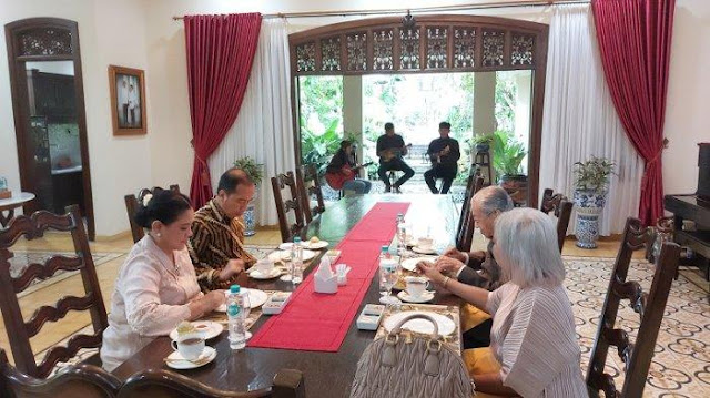 Jokowi Jamu Mantan PM Malaysia Mahathir Mohamad di Rumahnya, Bahas Apa?