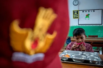 Program MBG Kacau! Buah Busuk, Ayam Mentah, Anak Keracunan, BGN Diminta Bertanggung Jawab