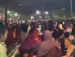 Viral Demi Uang Rp20 Ribu, Ribuan Warga di Malang Ramai Salat Tarawih