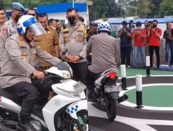 Viral di Media Sosial, Jenderal Polisi Kesusahan Saat Coba Ujian Praktik SIM C, Netizen: Bikin Sendiri Susah Sendiri