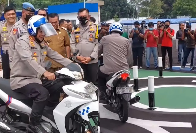 Viral di Media Sosial, Jenderal Polisi Kesusahan Saat Coba Ujian Praktik SIM C, Netizen: Bikin Sendiri Susah Sendiri