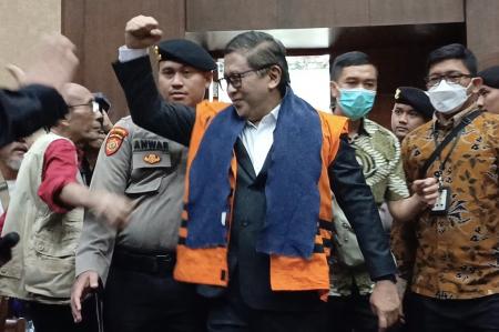 Hasto Tiba di Pengadilan jelang Sidang, Disambut Teriakan Merdeka dari Simpatisan