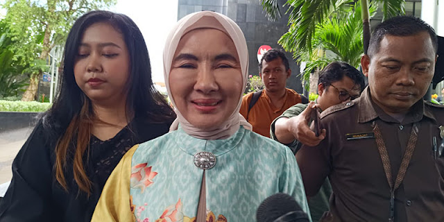 Lima Jam Diperiksa KPK, Nicke Widyawati Hanya Tersenyum