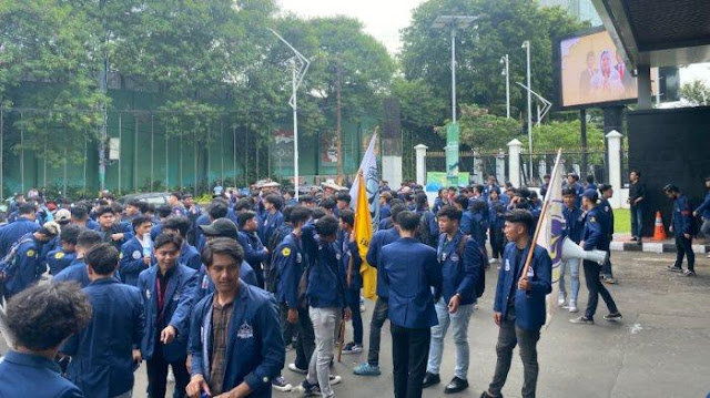 Jelang RUU TNI Disahkan DPR, Mahasiswa Ultimatum Akan Ada Gelombang Massa, Komisi I Temui Prabowo