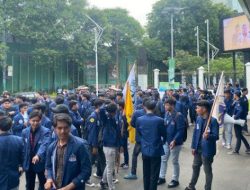 Aksi Mahasiswa di Komplek DPR RI Memanas, Pos Penjagaan Dibobol Massa, Polisi Dilempari Batu