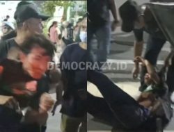 VIRAL Aksi Brutal Polisi ke Pendemo Tolak UU TNI di Surabaya, Wajahnya Berlumuran Darah