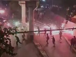 Bentrok Warga Manggarai vs Tambak Meledak! Botol dan Sajam Melayang, Jalan Lumpuh Total, Warga Panik
