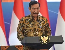 Luhut Sebut Pihak yang Minta Wapres Gibran Dicopot Kampungan