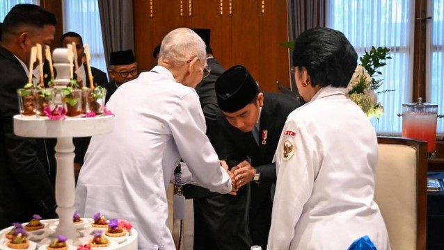 Momen Canggung! Wapres Gibran Membungkuk Salaman dengan Try Sutrisno di Hari Pancasila, Lihat Tuh Videonya