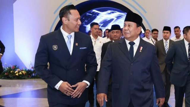 Puja-Puji Prabowo Acungi Jempol AHY, Pertanda Apa?