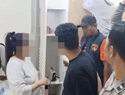 Ngaku Dinas Luar Kota, Dokter Gigi Digrebek Suami & Anak Lagi Ngamar sama Brondong