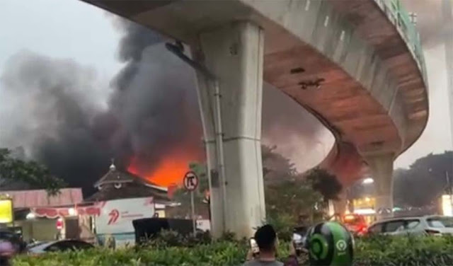 Penampakan Kebakaran Pasar Taman Puring Jaksel, Asap Membubung Tinggi