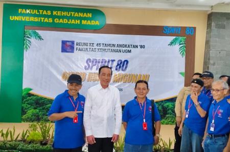 Ternyata Ini Alasan Jokowi Tak Pakai Seragam Reuni Angkatan 1980 Kehutanan UGM