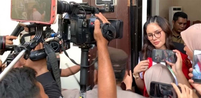 Ngamuk di Ruang Sidang, Nikita Mirzani Terancam Bui dan Denda Puluhan Juta?