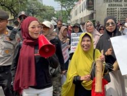 Puluhan Emak-Emak Kepung Polda Metro, Dukung Abraham Samad Lawan Kasus Ijazah Jokowi!
