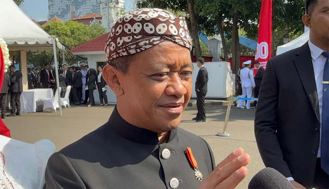 Bahlil Pakai Baju Adat Solo di Istana, Ngaku Tak Ada Kaitan dengan Jokowi
