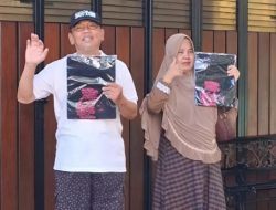 Kasihan! Seorang Ibu Asal Sidoarjo Jatim Menangis di Depan Rumah Jokowi: Beliau Orang Baik Tapi Sering Dihujat...
