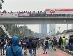Demo di Depan Gedung DPR Ricuh, Polisi Pukul Mundur Massa!