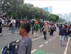 Detik-detik Hujan Batu Warnai Unjuk Rasa Bubarkan DPR RI