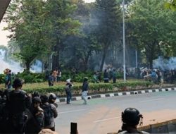 Demo 25 Agustus di DPR Makin Mencekam! Dihujani Batu Anak STM, Polisi Balas Tembak Gas Air Mata