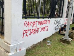 Massa Aksi Bubar Tinggalkan Vandalisme di Tembok DPR: Rakyat Menderita Pejabat Joget