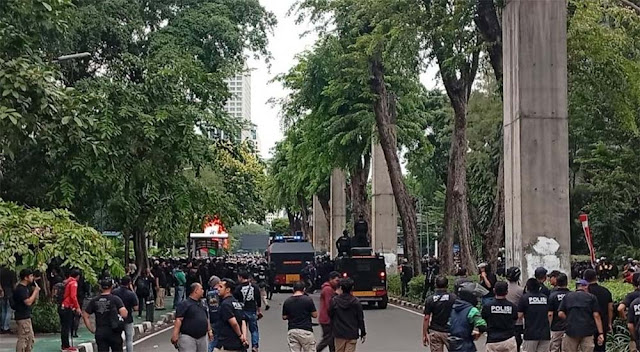 Seorang Polisi Diamuk Massa saat Bentrok dengan Mahasiswa di Jalan Asia Afrika Senayan