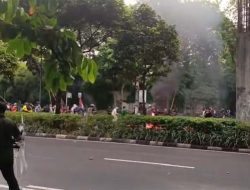 Panas! Bentrokan di DPR Merembet hingga ke Jalan Asia Afrika