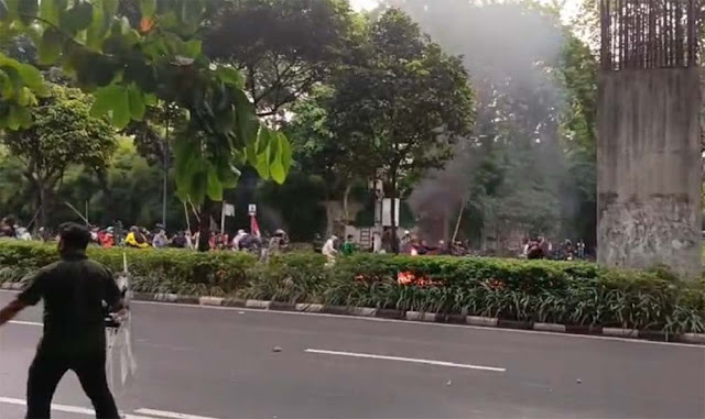 Panas! Bentrokan di DPR Merembet hingga ke Jalan Asia Afrika