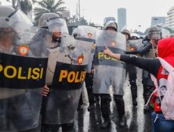 Viral Pendemo Bertemu Kawannya Seorang Polisi di Depan DPR RI: Habis Demo Langsung Nongkrong