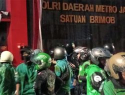 Massa Ojol Geruduk Markas Brimob Kwitang