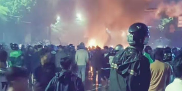 Massa di Senen: Gantung Sahroni dan Eko Patrio
