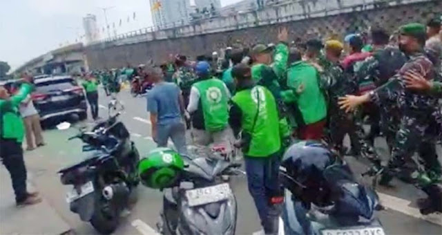 Usai Hadiri Pemakaman Affan, Kapolda Metro Jaya Dikawal TNI dan Diteriaki Pembunuh Oleh Ojol