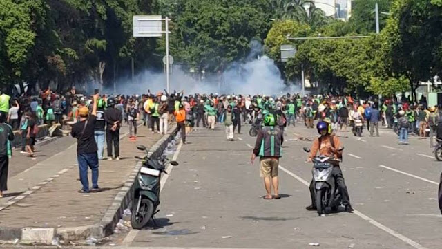 Pertahanan Tembus, Massa Ojol Kembali Kepung Mako Brimob: Lempar Batu hingga Petasan ke Aparat