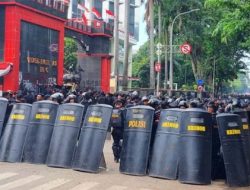 Massa Masih Banjir di Kwitang-Senen, Brimob Jaga Kandang