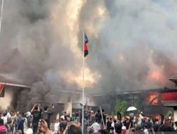 Pekalongan Mencekam! Demo Ratusan Ojol Berakhir Ricuh, Gedung DPRD Dibakar dan Dirusak Massa