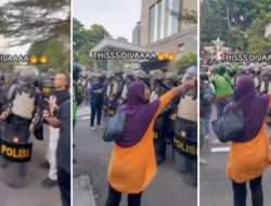 Viral Lagi! Setelah Pukul Mundur Brimob, Ibu Berjilbab Pink Kembali Semprot Polisi di Tengah Aksi